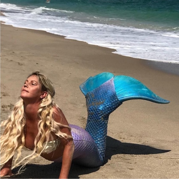 Like this listing to be notified for my next LIVE Poshmark Show! - Picture 3 of 8